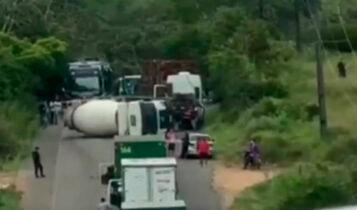 Caminhão-tanque se solta de guincho e tomba na SE-270