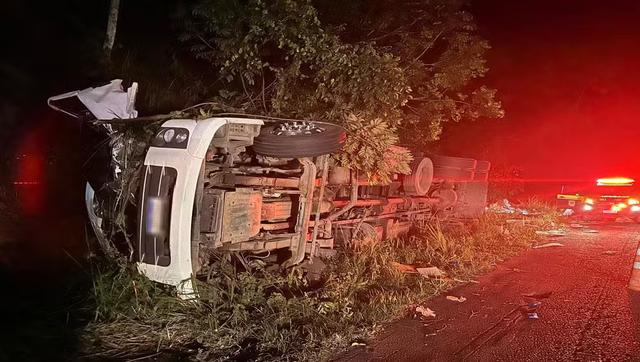 Motorista morre após caminhão capotar na BR-101 em Estância