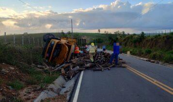 Caminhão tomba e deixa uma vítima fatal e passageiro ferido na SE-282, em Estância