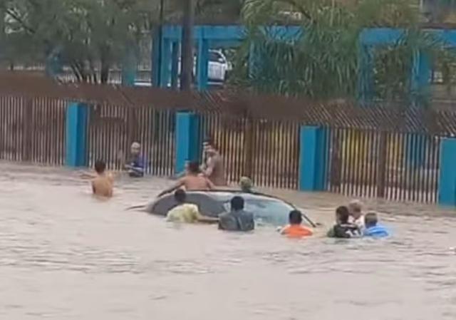 Moradores registram cenas de alagamento e carros submersos em Lagarto