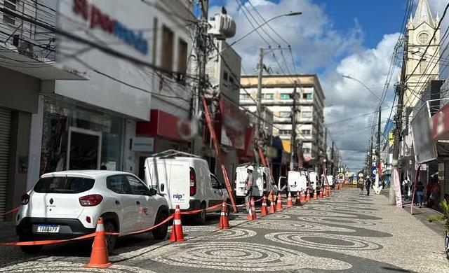 Mutirão remove cabos clandestinos no Centro de Aracaju