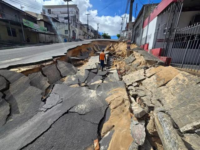 Rompimento de tubulação deixa Avenida Pedro Calazans fechada por toda a semana