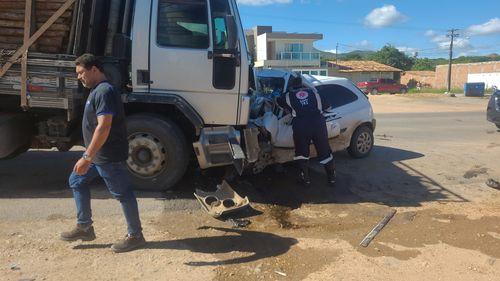 URGENTE: Duas pessoas morrem em colisão entre carro e caminhão no povoado Rio das Pedras, em Itabaiana