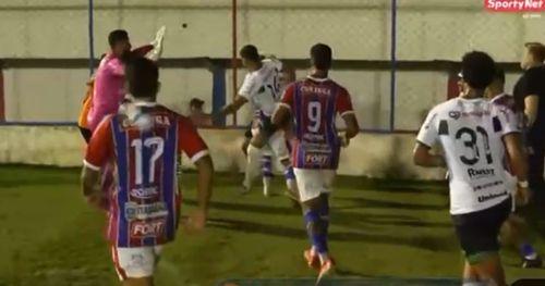 Briga generalizada marca fim de jogo entre Itabaiana e Maringá; árbitro relata nove expulsões na súmula