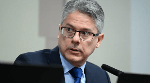 Senador Alessandro Vieira diz que Brasil está próximo de ter ministro de tribunal superior preso