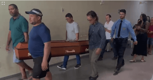 Último adeus a Seu Paulo emociona moradores de Santa Mônica