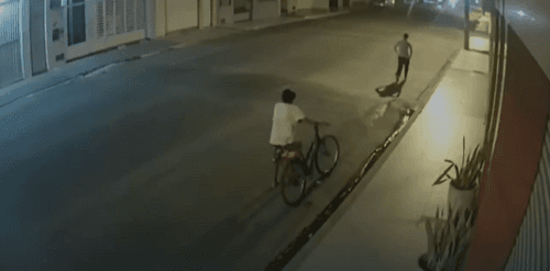 Mulher morre atropelada enquanto empurrava bicicleta em São Domingos; câmeras registram o acidente