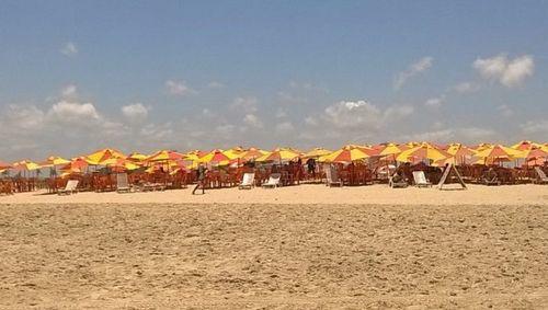 Comida na areia e barraca irregular: problemas na Orla de Atalaia viram alvo de fiscalização 