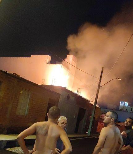 Incêndio atinge residência em vila próxima ao Colégio Estadual Murilo Braga