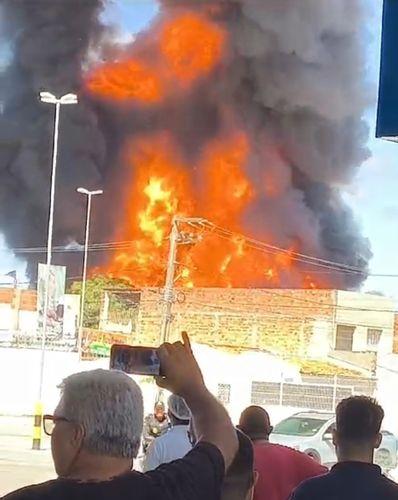 Incêndio de grandes proporções mobiliza equipes de emergência no bairro José Conrado