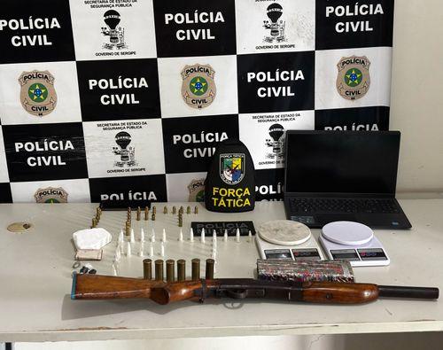 Operação Conjunta em Areia Branca resulta em apreensão de armas, drogas e prisão de suspeito