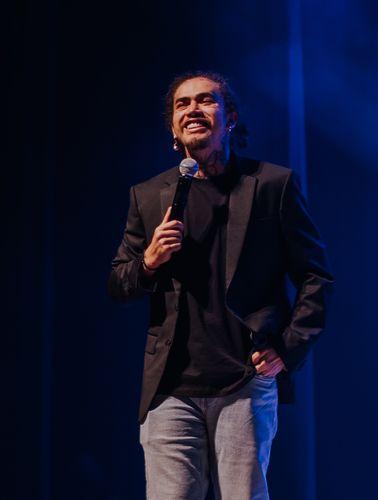 Whindersson Nunes volta a Aracaju com novo espetáculo e sessões quase esgotadas