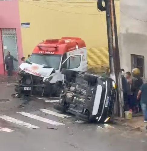 Veículo tomba após colidir com ambulância do Samu em Aracaju