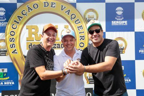 Foto de Fábio, André e Jeferson reforça unidade do agrupamento e esquenta debate sobre 2026