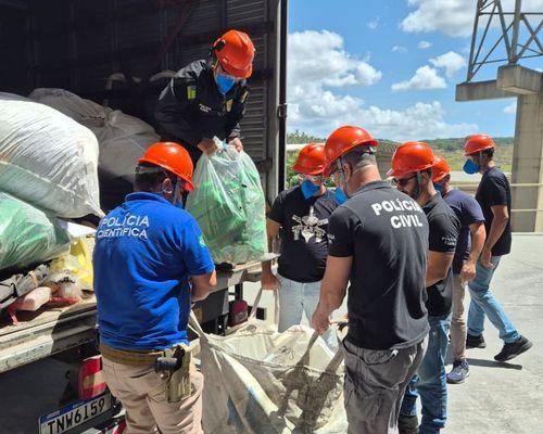 Denarc e Polícia Científica queimam 3,3 toneladas de drogas apreendidas em 2025