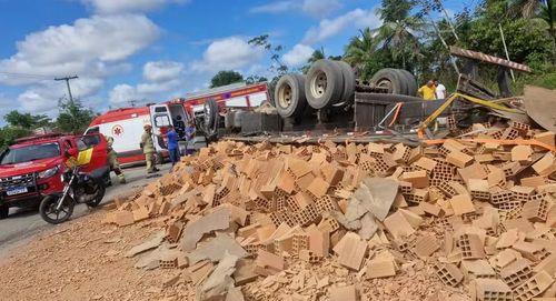 Caminhão carregado de tijolos capota em trevo entre SE-100 e SE-488; motorista fica ferido