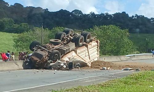 Capotamento de caminhão resulta em morte e interrupção de trânsito na BR-101