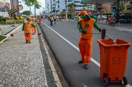 Carnaval sem sujeira: Emsurb intensifica serviços de limpeza nos pontos de bloco de Aracaju