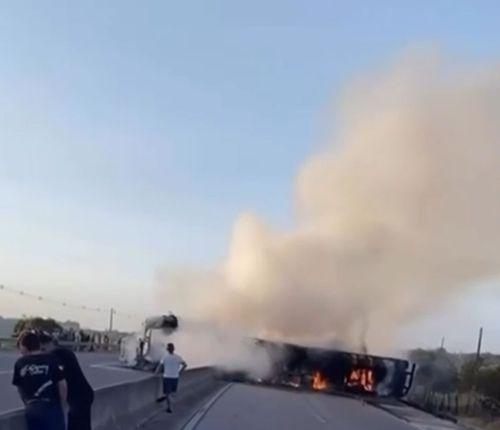 Carreta carregada de chocolate pega fogo após tombar na BR-101, em Capela