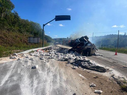 Caminhão carregado com açúcar tomba na Rodovia SE-100