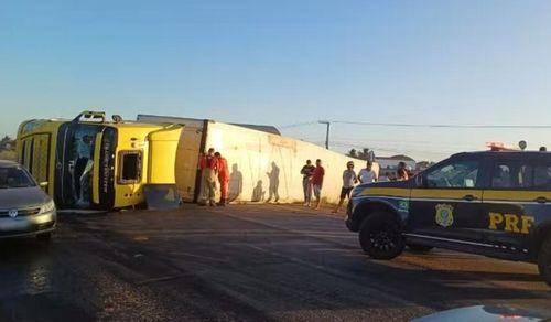 Carreta com 13 toneladas de sal tomba na BR-235 em Itabaiana