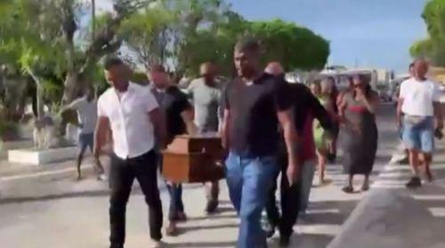 Corpo de vigia sergipano morto em shopping é sepultado em Siriri