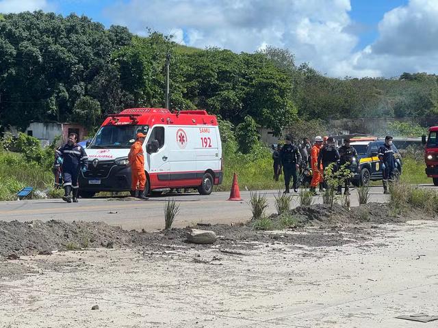 Carro capota na BR-101 e deixa dois mortos e um ferido em Capela
